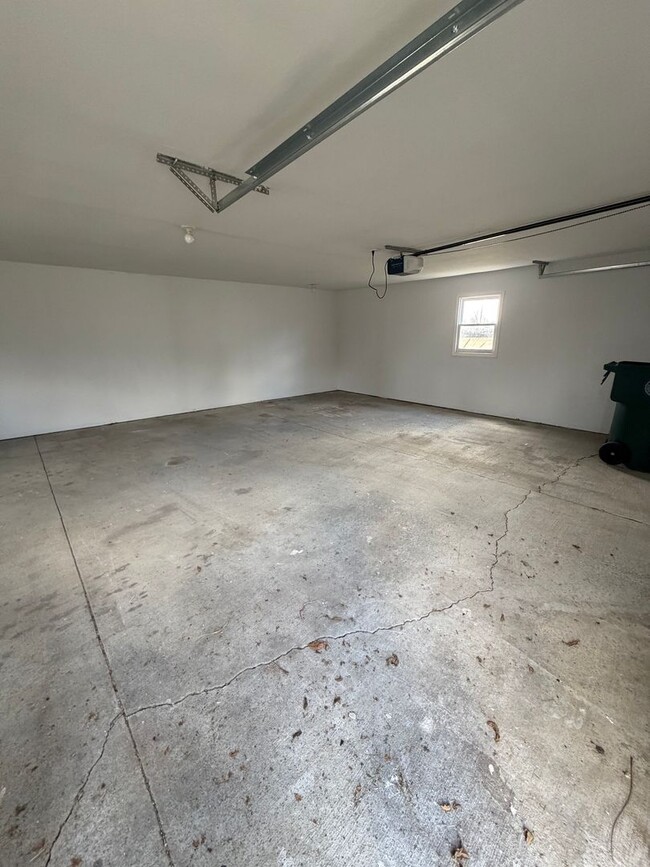 Building Photo - 405 E Cowing Dr