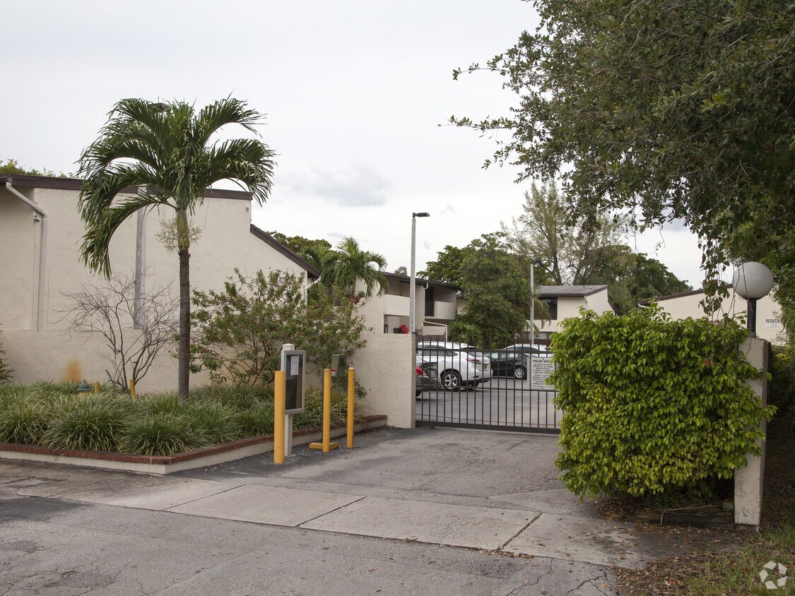 Riverwood Apartments in Miami, FL