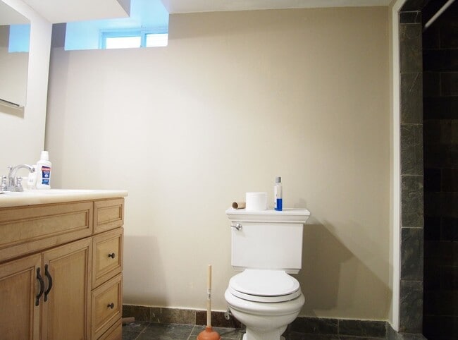 Building Photo - Renovated 3-Bed, 2-Bath Apartment Near Nor...