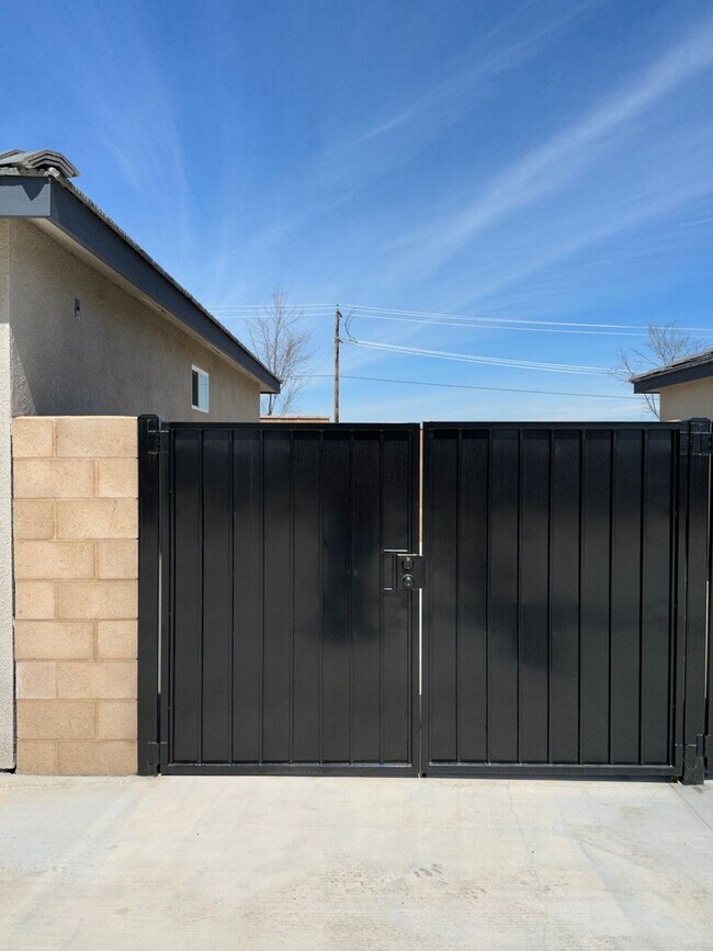 Foto del edificio - 6321 Wildflower St - 76