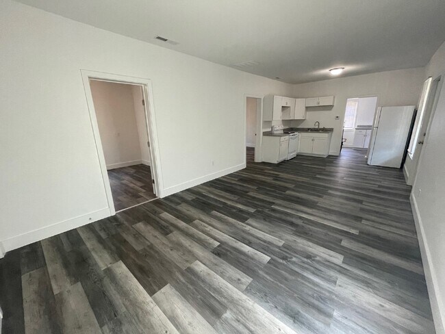 Foto del edificio - Updated 2 Bedroom, 1 Bathroom house with w...