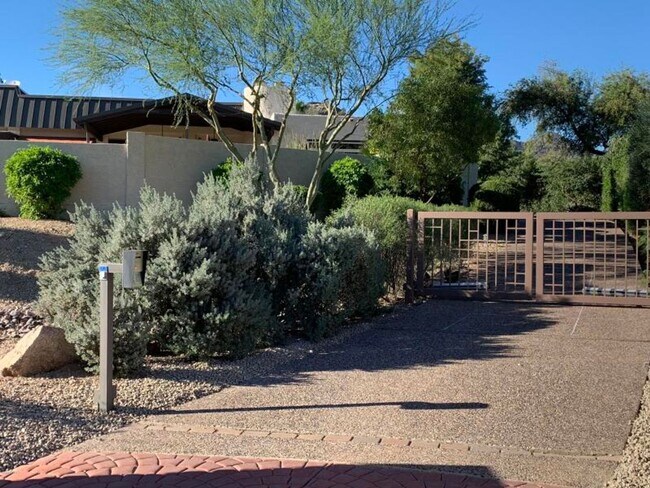 Foto del edificio - Beautiful 5 bed/4 bath + Den in Desirable Paradise Valley