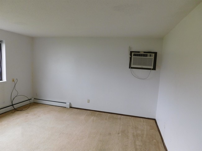 Building Photo - 82 Northwood Dr