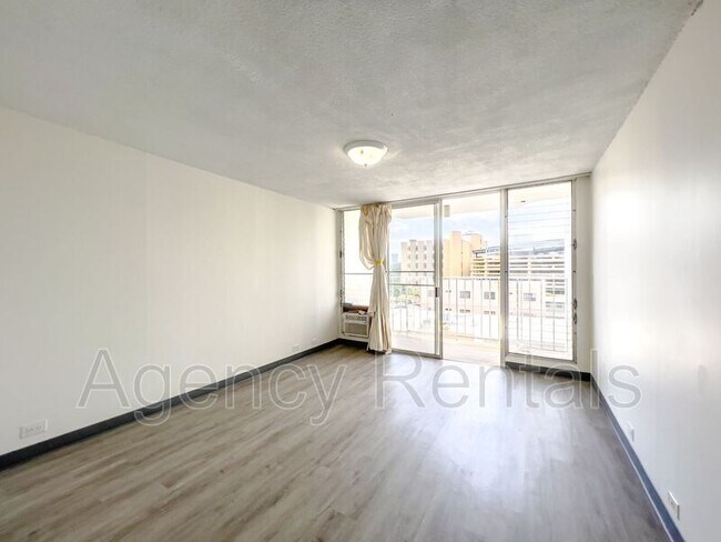 Building Photo - 1125 Young St