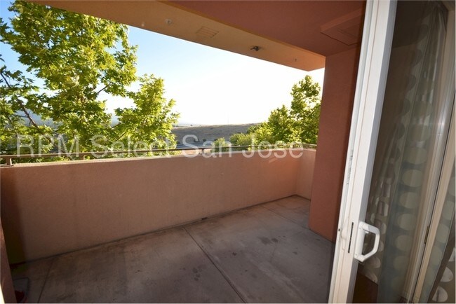 Building Photo - Spacious 2 Bed/2Bath. New Carpet/Paint
