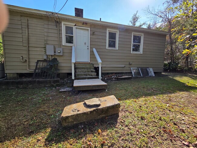 Building Photo - 2058 Holmes Dr