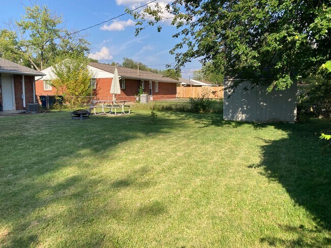Building Photo - 3 Bedroom, 1 Bath Ranch Home w/Attached 1 ...