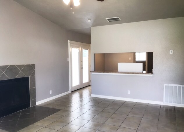 Building Photo - 3bed/2bath Super Cute House for Rent! Avai...