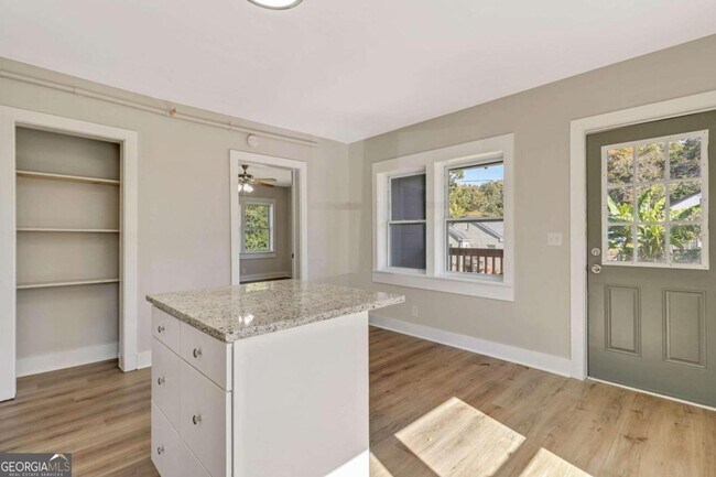 Building Photo - 907 Maple Ave SW