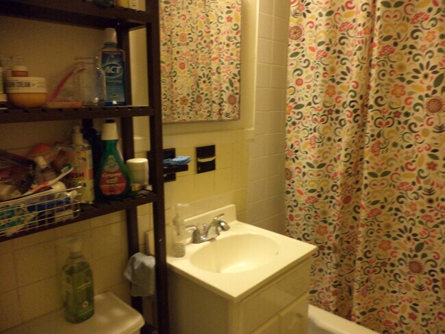 Baño - 807 President St