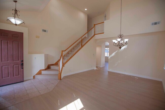Foto del edificio - Spacious 5BR/3BA Home with Cathedral Ceili...