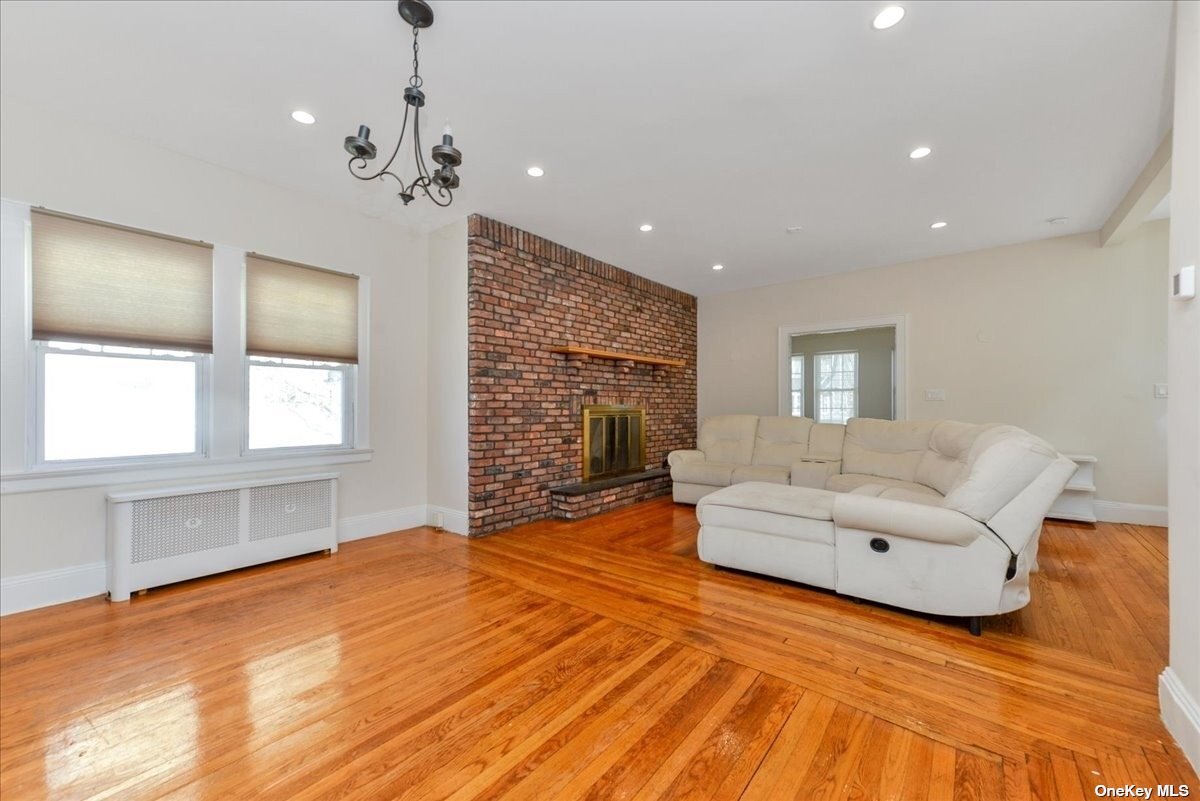 16 Maiden Ln Unit 1, Lynbrook, NY 11563 Apartments in Lynbrook, NY