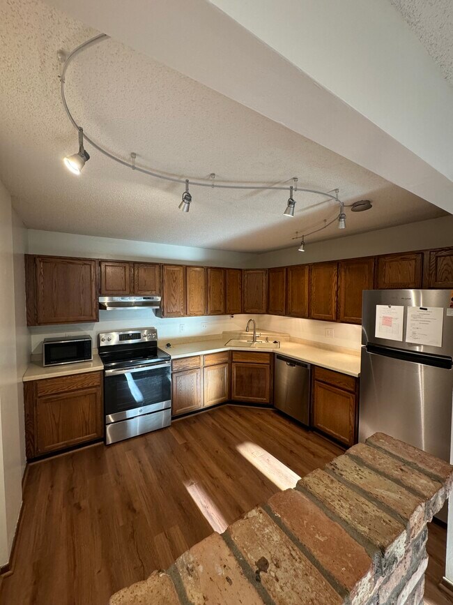 Building Photo - 2260 Ridge Dr