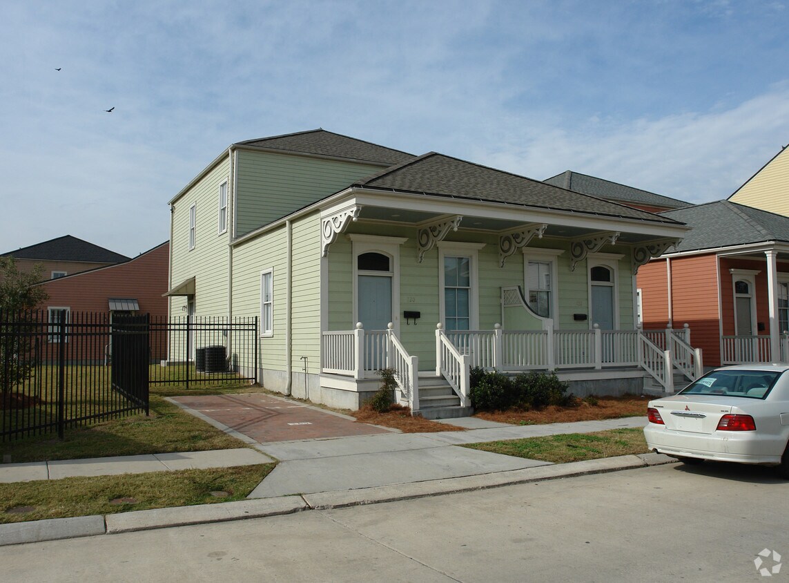 Primary Photo - 720 St Mary Dr
