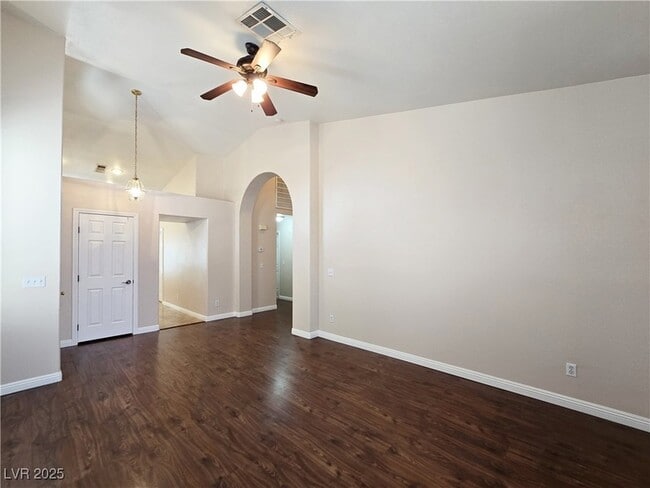 Foto del edificio - 1825 Lyell Canyon Ln