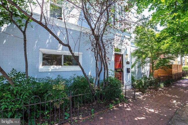 Building Photo - CORNER UNIT WITH PATIO AND YARD