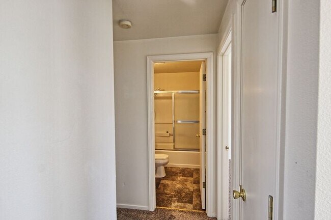 Building Photo - 2 Bedroom 1 Bathroom Fernley Apartment