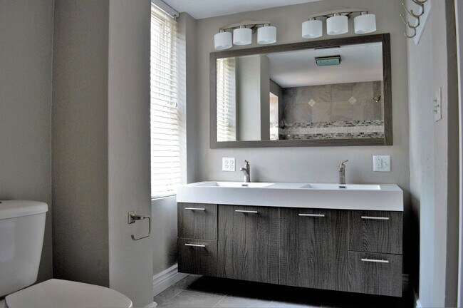 Building Photo - Stunning 4 bed, 3 bath home, luxury finish...