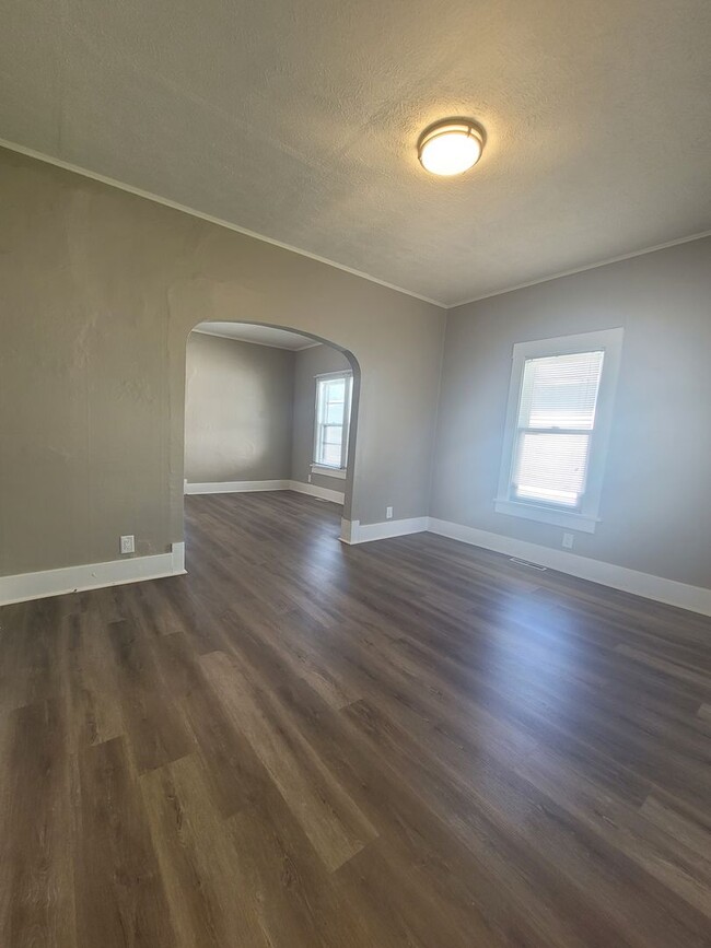 Building Photo - Newly Updated 2 Bedroom!