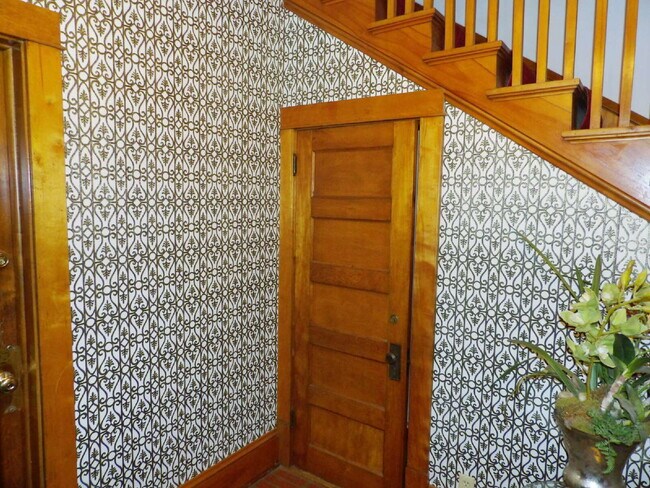 Building Photo - Pet-Friendly South Mpls 1BR | Fenced Yard | Available Immediately!