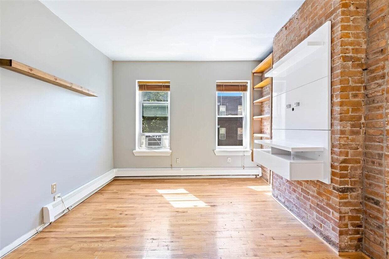 Primary Photo - 719 Adams St