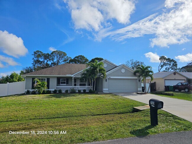 Building Photo - ** Beautiful 3/2 home featuring modern upgrades and a prime location!**