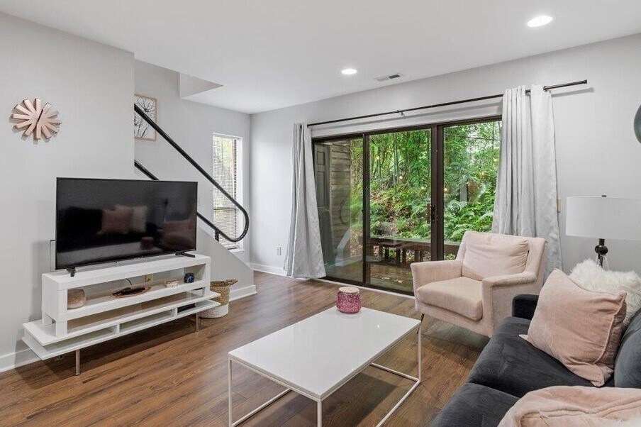 Foto principal - 130 E Longview St