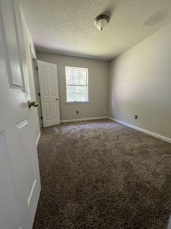Building Photo - 857 Lyndsi Ln