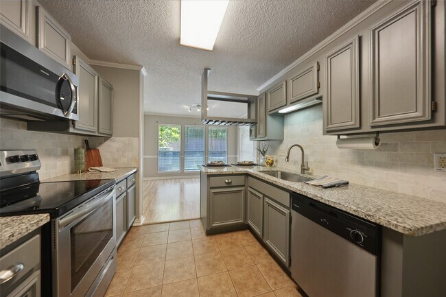 Foto del edificio - 3311 Golden Trails Dr