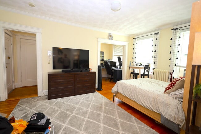Building Photo - 118 Riverway