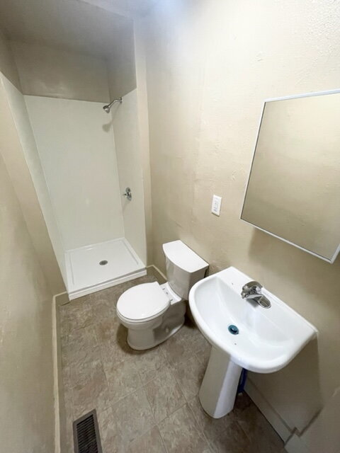Building Photo - 4 Bedroom conveniently located in the popular Irvington neighborhood