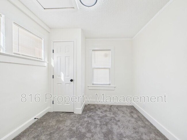 Foto del edificio - 1827 E 81 St