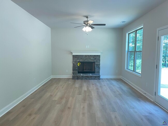 Building Photo - 176 Country World Dr