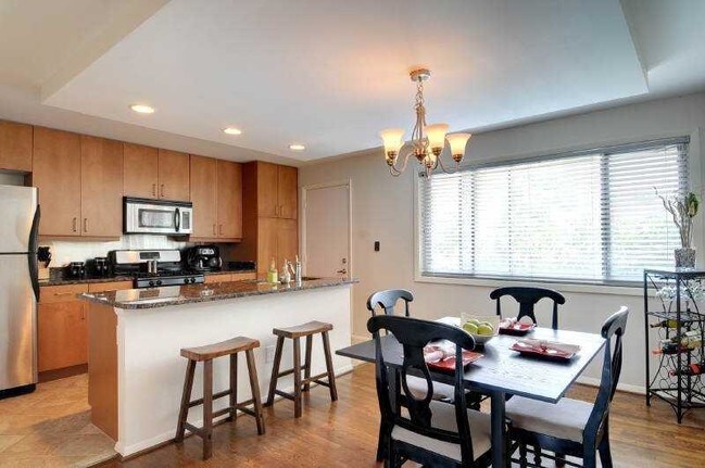Cocina abierta y comedor - 3046 Briarcliff Rd NE