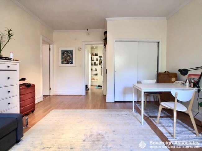 Building Photo - 320 W 106th St