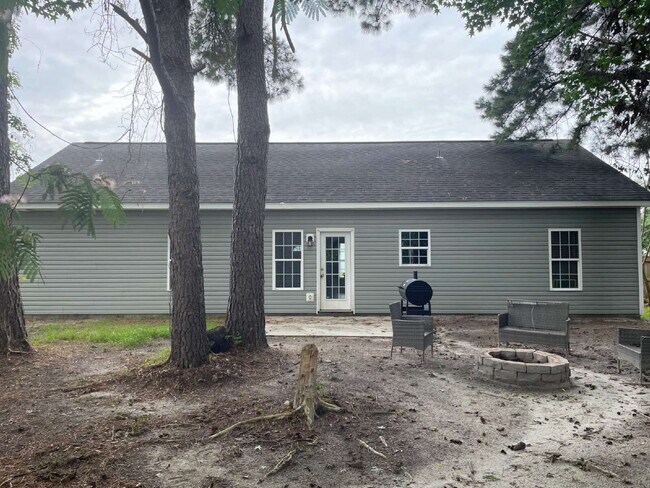 Building Photo - Pet Friendly Three Bedroom Two Full Bathro...