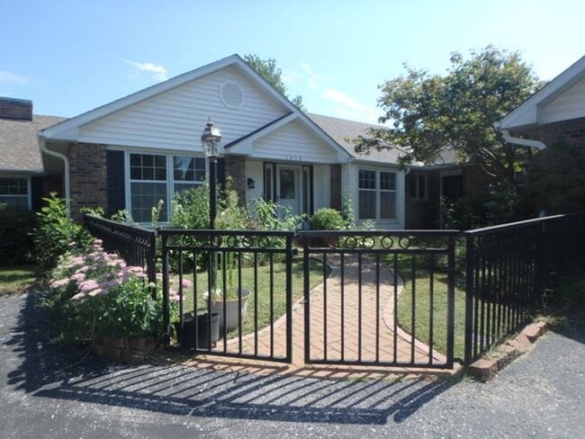 Building Photo - 1510 Woodrail Ave