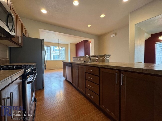 Foto del edificio - Beautiful Hillsboro Townhome with Garage Parking!