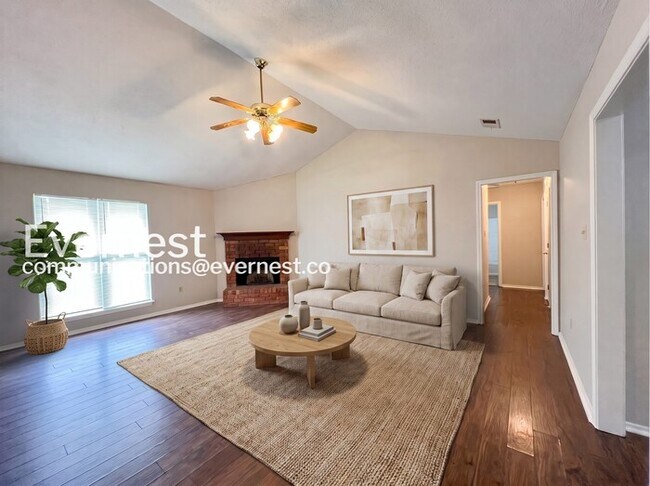 Building Photo - 3 Bed, 2 Bath Home with Fenced Yard / Pet-Friendly / Coming Soon!