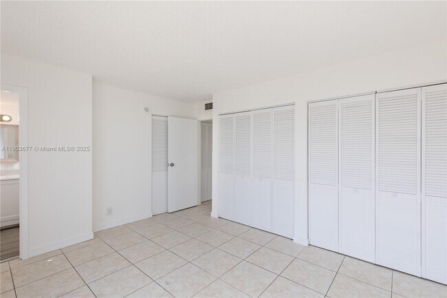 Foto del edificio - 17011 N Bay Rd