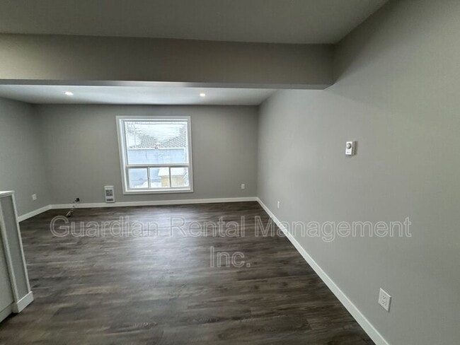 Building Photo - 215 Langworthy St