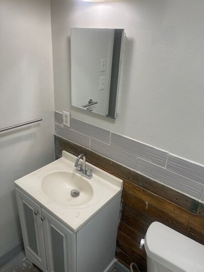 Building Photo - Move-In Ready 2 Bedroom Duplex – Pet Friendly!