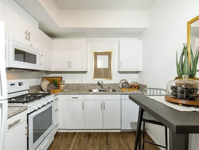Amplia cocina blanca con estufa y fregadero de microondas - Stone Creek