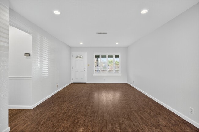 Photo - 899 Ebbetts Dr House