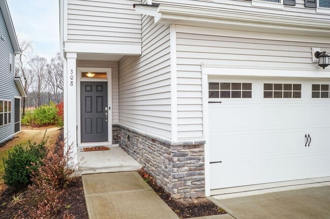 Building Photo - Move In Ready Three Bedroom Home!