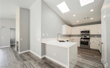 Building Photo - 250 Summit Vista St