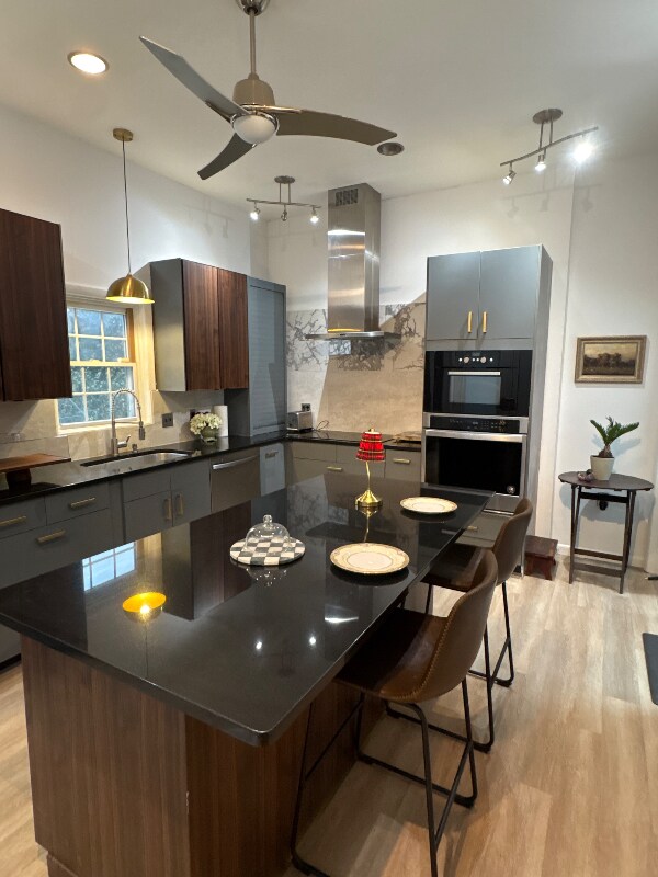 Foto del edificio - 615 W Market St