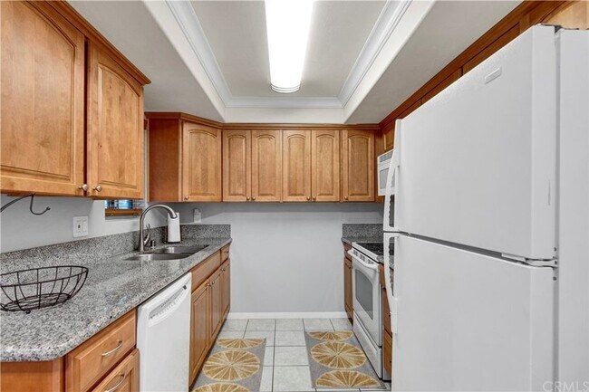 Common Area Kitchen - 1735 Brea Blvd