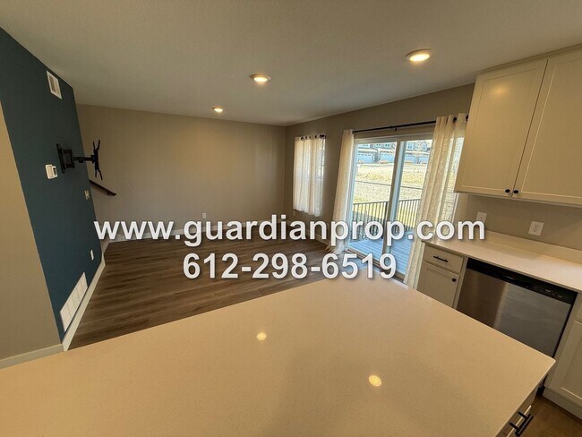 Foto del edificio - End Unit Luxury Townhouse Available Now, Lower Family Room, 4 Baths, Loft Area