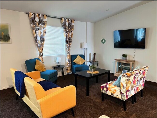 Foto del edificio - Best Deal in Town - Fully furnished 3 BD 2 BA Home